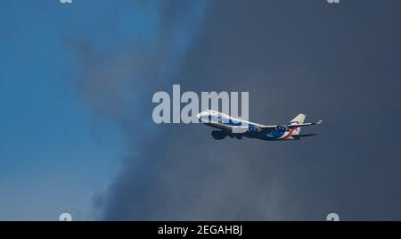 18 febbraio 2021. CargoAirLogic Boeing 747 Jumbo Jet G-CLAA sull'avvicinamento finale a Londra Heathrow da Atlanta in cielo nuvoloso. Credito: Malcolm Park/Alamy Foto Stock