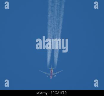 18 febbraio 2021. DHL AeroLogic Boeing 777-F D-AALQ sorvolando Londra da Los Angeles a 35.000 piedi lungo la strada per Francoforte. Credito: Malcolm Park/Alamy Foto Stock