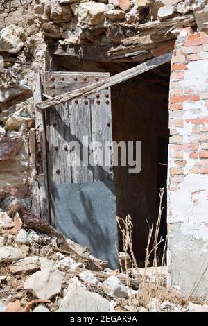 Vecchia porta in legno con chiodi. Una di una serie. Resti di un fienile dilapido, abbandonato, obsoleto nei pressi di Los Rosales, Frailes, Andalusia, Spagna. Foto Stock