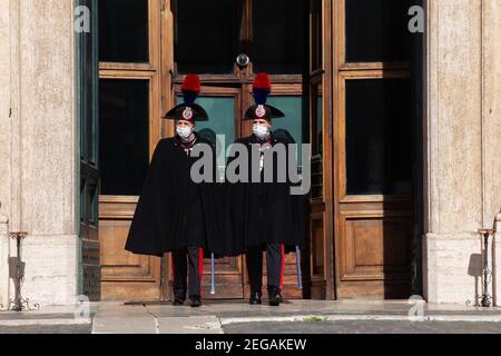 Roma, Italia. 18 Feb 2021. Carabinieri lascia Palazzo Montecitorio (Foto di Matteo Nardone/Pacific Press) Credit: Pacific Press Media Production Corp./Alamy Live News Foto Stock