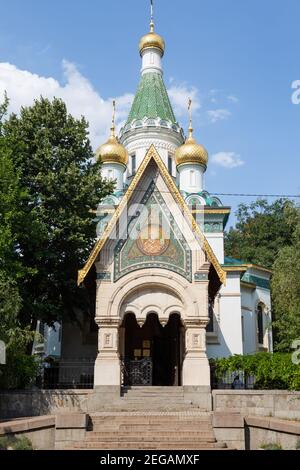 Dettaglio guardando verso l'ingresso della Chiesa russa 'Sveti Nikolay Mirlikiiski', Sofia, Bulgaria Foto Stock