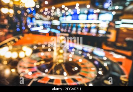 Sfondo sfocato sfocato della roulette al casinò saloon - gioco d'azzardo concetto con sala giochi non focalizzata con slot machine video poker Foto Stock
