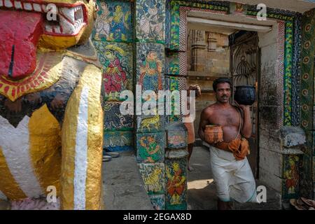 Bhubaneswar, India - 2021 febbraio: Uomini che trasportano il cibo al tempio di Ananta Vasudeva l'8 febbraio 2021 a Bhubaneswar, Odisha, India. Foto Stock