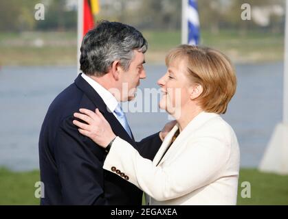 Gordon BROWN avrà 70 anni il 20 febbraio 2021, arrivo di Gordon BROWN, primo ministro britannico, Gran Bretagna, abbraccio con la cancelliera Angela MERKEL, Cancelliere accoglie i capi di governo, il vertice NATO a Kehl e Strasburgo, 04.04.2009. | utilizzo in tutto il mondo Foto Stock