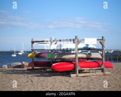 Immagine di kayak memorizzati sulla spiaggia. Foto Stock