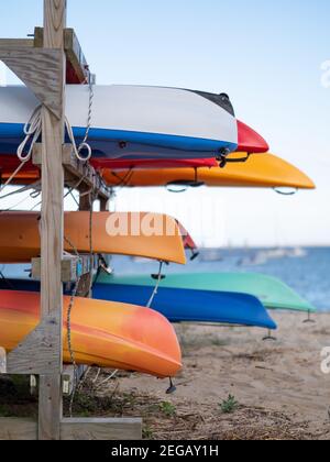 Immagine di kayak memorizzati sulla spiaggia. Foto Stock