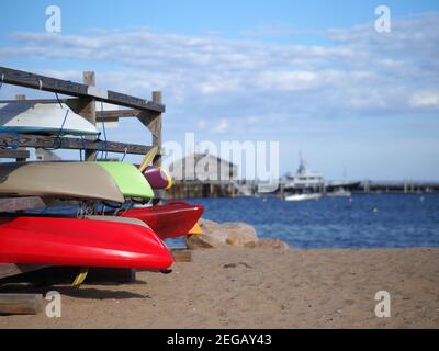 Immagine di kayak memorizzati sulla spiaggia. Foto Stock