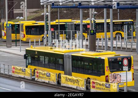 Tram della Ruhrbahn, alla stazione della S-Bahn di Essen-Steele, interfaccia tra i trasporti ferroviari, Nordwestbahn e le linee del tram e degli autobus, a Essen, NRW, Germa Foto Stock