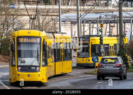 Tram della Ruhrbahn, alla stazione della S-Bahn di Essen-Steele, interfaccia tra i trasporti ferroviari, Nordwestbahn e le linee del tram e degli autobus, a Essen, NRW, Germa Foto Stock