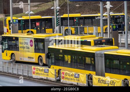 Tram della Ruhrbahn, alla stazione della S-Bahn di Essen-Steele, interfaccia tra i trasporti ferroviari, Nordwestbahn e le linee del tram e degli autobus, a Essen, NRW, Germa Foto Stock