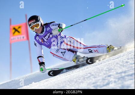 Elisabeth GOERGL avrà 40 anni il 20 febbraio 2021, Elisabeth GOERGL, AUT, sci alpino, azione, azione individuale, immagine singola, ritaglio, immagine completa, figura intera. Coppa del mondo di sci; slalom gigante femminile a Soelden, sci alpino, ghiacciaio Rettenbach, Rettenbachferner il 22 ottobre 2011. Â | utilizzo in tutto il mondo Foto Stock