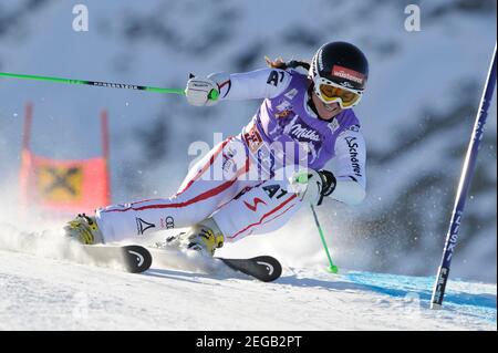 Elisabeth GOERGL avrà 40 anni il 20 febbraio 2021, Elisabeth GOERGL, AUT, sci alpino, azione, azione individuale, immagine singola, ritaglio, immagine completa, figura intera. Coppa del mondo di sci; slalom gigante femminile a Soelden, sci alpino, ghiacciaio Rettenbach, Rettenbachferner il 22 ottobre 2011. Â | utilizzo in tutto il mondo Foto Stock