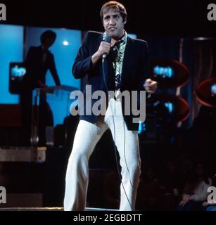 DISCOTECA, ZDF Musiksendung, 1976, Auftritt des italienischen Sängers und Schauspielers Adriano Celentano. DISCOTECA, ZDF Music Show, 1976, esecuzione del cantante e attore italiano Adriano Celentano. Foto Stock