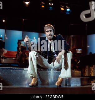 DISCOTECA, ZDF Musiksendung, 1976, Auftritt des italienischen Sängers und Schauspielers Adriano Celentano. DISCOTECA, ZDF Music Show, 1976, esecuzione del cantante e attore italiano Adriano Celentano. Foto Stock