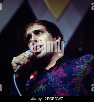 Adriano Celentano, italienischer Sänger und Schauspieler, bei einem ZDF TV-Auftritt, 1977. Adriano Celentano, cantante e attore italiano, durante lo spettacolo televisivo ZDF, 1977. Foto Stock