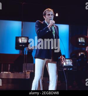 DISCOTECA, ZDF Musiksendung, 1976, Auftritt des italienischen Sängers und Schauspielers Adriano Celentano. DISCOTECA, ZDF Music Show, 1976, esecuzione del cantante e attore italiano Adriano Celentano. Foto Stock