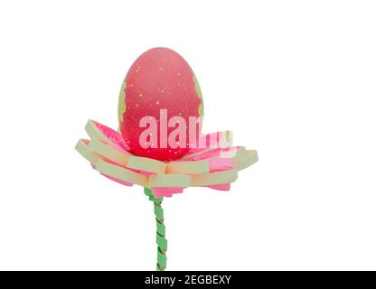 Uovo di gallina rosa su un supporto a forma di fiore, per Pasqua, isolato su sfondo bianco Foto Stock
