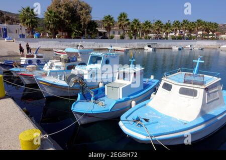 Barche da pesca blu e bianche allacciate nel porto di Kefalos Sull'isola greca di Kos Foto Stock