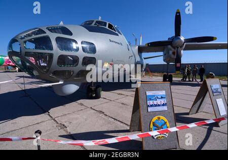 Velivolo militare ricognivolo Antonov 30 parcheggiato nel parco dell'air show, made in Ucraina. 16 settembre 2019. Kiev, Ucraina Foto Stock
