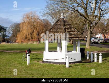 Villaggio pompa rifugio sul verde villaggio di Askham Rihard vicino a york, North Yorkshire Foto Stock