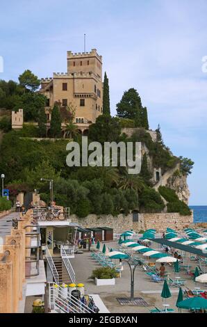 spiaggia e castello a finale Ligure, Liguria, Italia Foto Stock