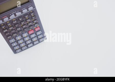 Primo piano della calcolatrice scientifica isolata su sfondo bianco Foto Stock