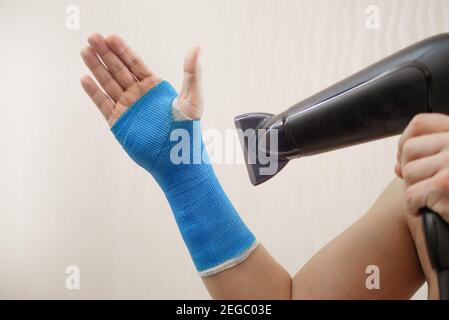 Avvolti a mano in fibra di vetro, moderna fasciatura impermeabile Foto Stock