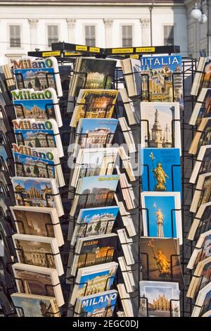 Scaffale di cartoline in vendita per strada a Milano, Italia Foto Stock