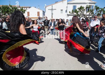 Francia Sainte Maries De la Mer i giovani romani giocano trazionale Musica e danza per le strade di Sainte Maries De La Mer Foto Stock