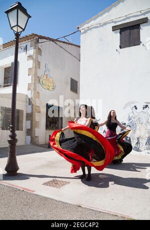 Francia Sainte Maries De la Mer i giovani romani giocano trazionale Musica e danza per le strade di Sainte Maries De La Mer Foto Stock