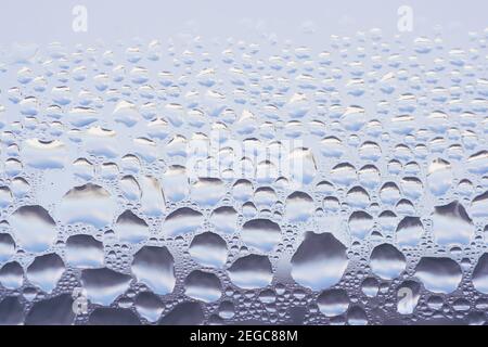 Condensa sulla finestra. Gocce d'acqua fini su un vetro Foto Stock
