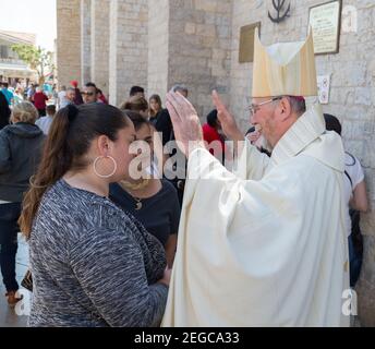 Processione di Saint Sarah a Saintes Maries De la Mer nei pressi di Arles Francia il 24 maggio. Due donne Rom sono benedette da un sacerdote. Foto Stock