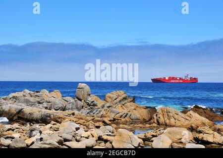 Hamburg Sud nave container vicino a Valparaiso, Cile Foto Stock