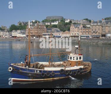 Scozia. Oban. Vista sul porto cittadino con barca da pesca. Foto Stock