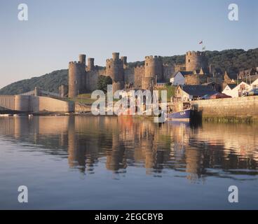 Galles. Contea di Gwynedd. Conwy Castello sul fiume. Foto Stock