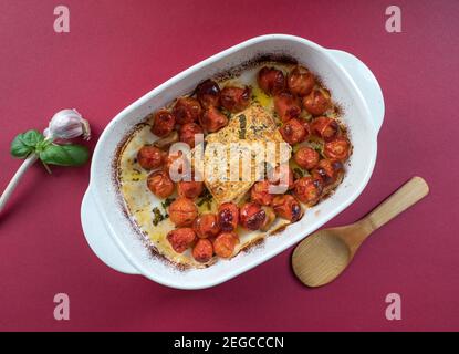 OLYMPUS DITrending Viral Feta cuocere la ricetta della pasta fatta di pomodori, formaggio, aglio ed erbe in un piatto di casseruola. Foto Stock