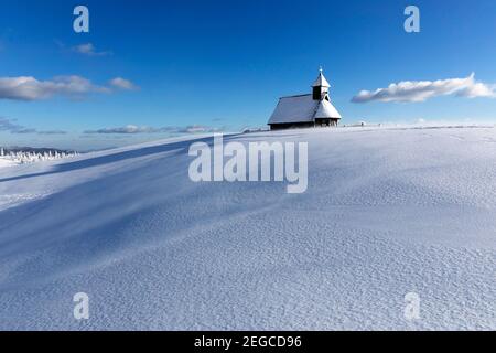 Cappella di Maria neve in condizioni ventose al prato Velika planina, Slovenia Foto Stock