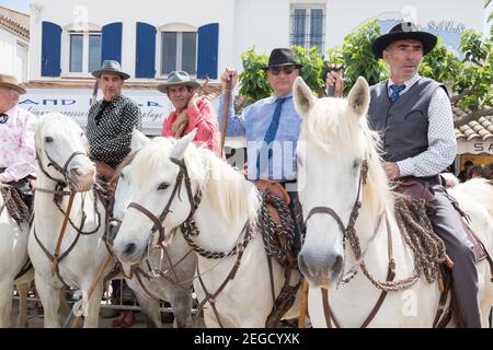 Francia Saintes Maries De la Mer 'Les Gardiens Camargaises', in cima ai loro cavalli Camargue attendere l'inizio della processione Foto Stock