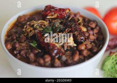 Ceci neri al curry preparati da ceci cotti con cipolle, pomodori e spezie. È anche conosciuto come curry di kadala nelle parti meridionali dell'India. Foto Stock