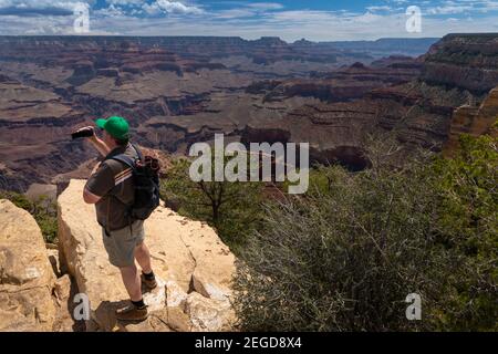 Grand Canyon National Park, Arizona - 16 luglio 2014: Un turista al bordo del Grand Canyon, nello stato dell'Arizona, Stati Uniti Foto Stock