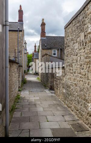 Vista lungo un vicolo (vicolo trasversale) nel Railway Village, Swindon, Wiltshire, Regno Unito. Foto Stock