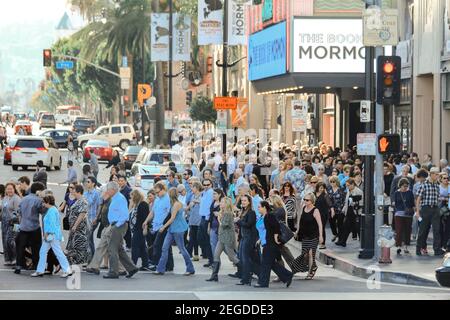 Hollywood - USA, 16 marzo 2014: Un gruppo affollato di pedoni che attraversano il semaforo verde di Vine Street è una delle strade più trafficate d'America. Foto Stock