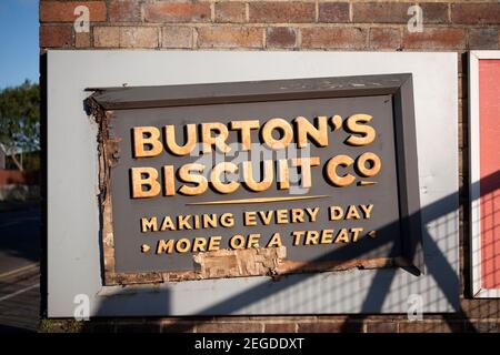 La segnaletica della fabbrica Biscuit di Burton è inclinata e mostra i bordi danneggiati a Wirral, Inghilterra. Foto Stock