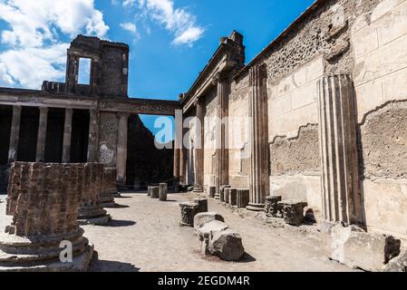 Vista della Basilica nelle rovine romane dell'antico sito archeologico di Pompei in Campania Foto Stock