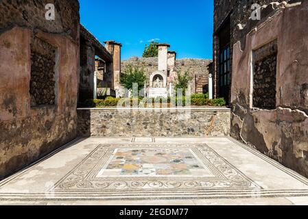 Pavimento piastrellato e mosaico nelle rovine dell'antico sito archeologico di Pompei, Italia Foto Stock