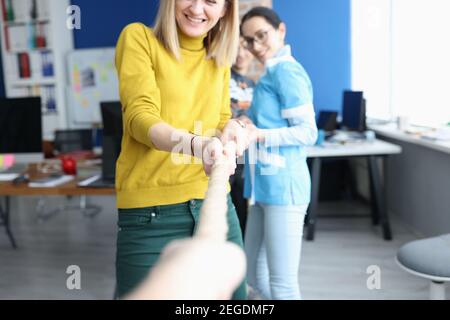Gruppo di persone che tirano la corda nel guardaroba dell'ufficio Foto Stock