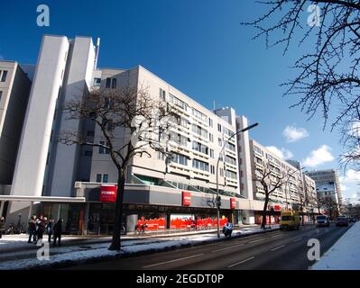 Schöneberger Terrassen: Blocco di appartamenti a schiera a Berlino Schöneberg bulld 1976-1979 come alloggio sociale. Un esempio di modernismo del dopoguerra in Germania. Foto Stock