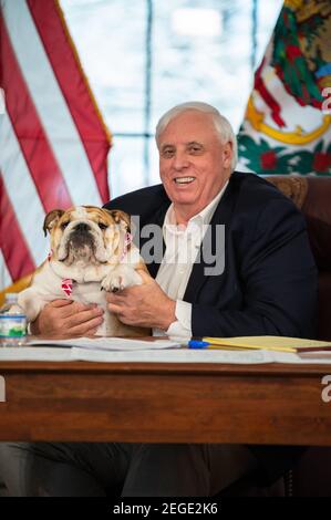 Il Governatore della Virginia Occidentale Jim Justice tiene il suo Bulldog Inglese, Baby Dog, durante un briefing COVID-19 alla Governors Mansion 8 febbraio 2021 a Charleston, Virginia Occidentale. Foto Stock