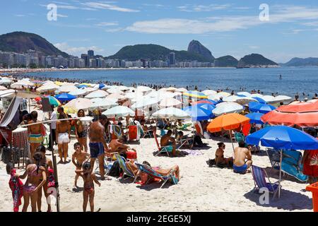 RIO DE JANEIRO : la gente sulla spiaggia a Rio de Gennaio Foto Stock