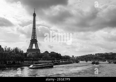 Traffico sulla Senna e la Torre Eiffel sullo sfondo, in bianco e nero, a Parigi, Francia Foto Stock